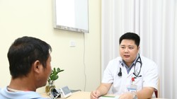 Bác sĩ tại Bệnh viện Hữu nghị Việt Đức khám bệnh cho bệnh nhân. (Ảnh: Bệnh viện Hữu nghị Việt Đức)