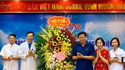 Thứ trưởng Bộ Y tế Đỗ Xuân Tuyên (áo xanh) chúc mừng em bé đầu tiên ra đời bằng kỹ thuật thụ tinh trong ống nghiệm. (Ảnh: Thảo Nguyên)