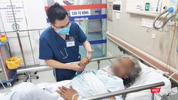 Bác sĩ thăm khám cho bệnh nhân bị đột quỵ đang điều trị tại Khoa Cấp cứu A9, Bệnh viện Bạch Mai. Ảnh: Minh Thúy 