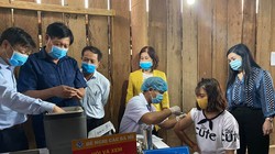 Thứ trưởng Đỗ Xuân Tuyên kiểm tra công tác tiêm chủng phòng bệnh bạch hầu. (Ảnh: Vũ Mạnh Cường)