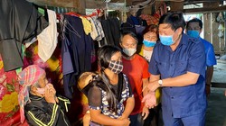 Thứ trưởng Đỗ Xuân Tuyên thăm hỏi gia đình cháu bé 9 tuổi tử vong vì bạch hầu (Ảnh: Vũ Mạnh Cường)