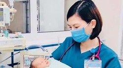 Bác sĩ chăm sóc cho bé sơ sinh 3 ngày tuổi bị bỏ rơi ở hố ga. (Ảnh: Bệnh viện Đa khoa Xanh Pôn)