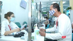 Bệnh nhân thanh toán viện phí tại Bệnh viện Hữu nghị Việt Đức (Ảnh: Thảo My)