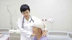 Bác sĩ khám bệnh cho bệnh nhân H. (Ảnh: Bệnh viện Trung ương Quân đội 108)