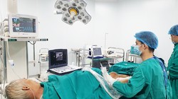 Bệnh nhân suy giãn tĩnh mạch được can thiệp bằng sóng cao tần (Ảnh: Đỗ Nhâm) 