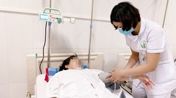 Bác sĩ khám bệnh cho chị L. sau điều trị bằng thuốc tiêu huyết khối (Ảnh: Bệnh viện Hữu nghị Việt Đức) 