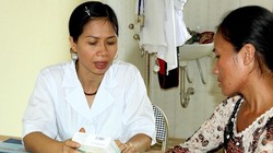 Bác sĩ tư vấn dự phòng lây truyền HIV từ mẹ sang con (Ảnh: Cục Phòng, chống HIV/AIDS) 