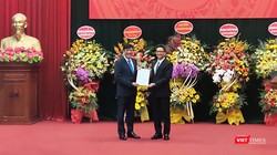 Phó Thủ tướng Vũ Đức Đam trao quyết định Bí thư Ban cán sự Đảng Bộ Y tế và quyết định giao quyền Bộ trưởng Bộ Y tế cho ông Nguyễn Thanh Long (Ảnh: Minh Thúy) 