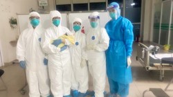 Các bác sĩ chào đón bé trai khỏe mạnh ra đời (Ảnh: BVCC) 