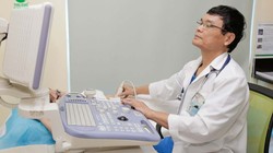 Bác sĩ khám bệnh cho bệnh nhân viêm gan (Ảnh: Bệnh viện Đa khoa Quốc tế Thu Cúc)