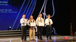 Ông Võ Văn Thưởng - Ủy viên Bộ Chính trị, Bí thư Trung ương Đảng, Trưởng Ban Tuyên giáo Trung ương cùng Phó Thủ tướng Vũ Đức Đam trao giải đặc biệt cho tác giả cùng bác sĩ Nay Blum của tác phẩm “Như cổ tích giữa đại ngàn” (Ảnh: Minh Thúy) 