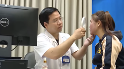 Bác sĩ khám bệnh cho bệnh nhân (Ảnh: BVCC) 