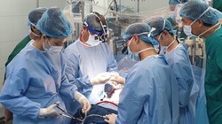 Các bác sĩ trong một ca phẫu thuật cho bệnh nhi (Ảnh: BVCC) 