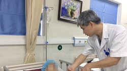 BS. Vũ Quang Hiếu - Khoa Phẫu thuật Thần kinh II, Bệnh viện Hữu nghị Việt Đức - đang thăm khám cho bệnh nhân sau phẫu thuật (Ảnh: BVCC)