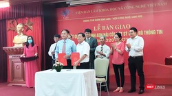 Đại diện Viện Công nghệ Sinh học, Viện Hàn lâm Khoa học Xã hội Việt Nam bàn giao kết quả giám định ADN hài cốt liệt sĩ chưa rõ thông tin cho Bộ Lao động Thương binh và Xã hội (Ảnh: Minh Thúy) 