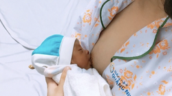 Bé sinh non 29 tuần tuổi đang bú mẹ trực tiếp sau thời gian sử dụng sữa từ ngân hàng sữa mẹ Quảng Ninh. (Ảnh: Bệnh viện Sản Nhi Quảng Ninh)