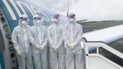 2 bác sĩ cùng 2 điều dưỡng trên chuyến bay chở công dân từ Guinea Xích đạo về nước (Ảnh: Đặng Thanh) 