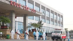 Chiều nay, các công dân Việt Nam từ Guinea Xích đạo đã về Bệnh viện Bệnh Nhiệt đới Trung ương an toàn (Ảnh: Minh Thúy) 