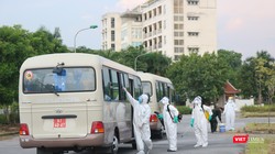 Nhân viên y tế phun khử khuẩn phòng dịch COVID-19 (Ảnh: Minh Thuý)