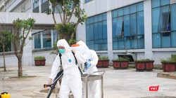 Nhân viên y tế chuẩn bị phun khử khuẩn để phòng, chống COVID-19 (Ảnh: Minh Thúy)