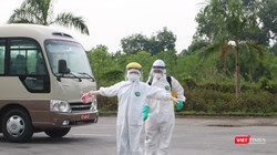 Nhân viên y tế phun khử khuẩn (Ảnh: Minh Thúy) 