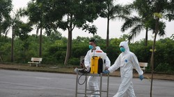 Nhân viên y tế phun khử khuẩn (Ảnh - Minh Thuý) 