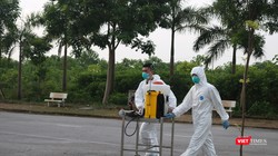 Nhân viên y tế khử khuẩn tại bệnh viện (Ảnh: Minh Thúy) 