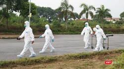 Nhân viên y tế phun khử khuẩn phòng, chống COVID-19 (Ảnh - Minh Thuý) 