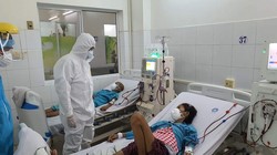 Thứ trưởng Bộ Y tế Nguyễn Trường Sơn thăm hỏi bệnh nhân (Ảnh: Vũ Mạnh Cường) 