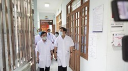 PGS.TS. Lương Ngọc Khuê - Cục trưởng Cục Quản lý Khám, chữa bệnh, Bộ Y tế trực tiếp kiểm tra công tác cách ly, điều trị cho bệnh nhân mắc COVID-19 tại Bệnh viện Đa khoa tỉnh Thái Bình. (Ảnh: Lê Hảo)