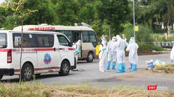 Nhân viên y tế phun khử khuẩn để phòng dịch (Ảnh - Minh Thuý)