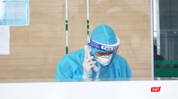 Nhân viên y tế trực tại Bệnh viện Bệnh Nhiệt đới Trung ương (Ảnh: Minh Thuý) 