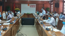 Thứ trưởng Bộ Y tế Nguyễn Trường Sơn làm việc với UBND tỉnh Quảng Nam (Ảnh: Anh Văn) 