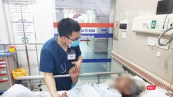 Bác sĩ khám bệnh cho bệnh nhân người cao tuổi (Ảnh: Minh Thúy) 