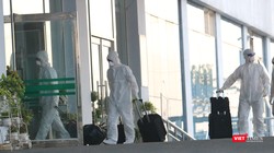 Nhân viên y tế thực hiện công tác phòng, chống COVID-19 (Ảnh: Minh Thúy) 