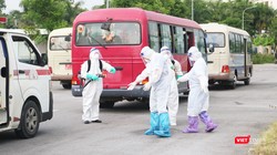 Phun khử khuẩn phòng COVID-19 (Ảnh - Minh Thuý) 