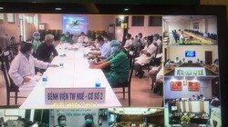 Hội chẩn trực tuyến bệnh nhân mắc COVID-19 nặng nguy kịch (Ảnh: Lê Hảo) 