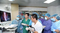 BS. Chu Nhật Minh - Trưởng khoa Nội soi Tiêu hóa, Bệnh viện Hữu nghị Việt Đức nội soi cho bệnh nhân (Ảnh: Bệnh viện Hữu nghị Việt Đức) 
