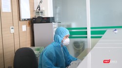 Nhân viên y tế trực cấp cứu bệnh nhân ở bệnh viện (Ảnh - Minh Thuý) 