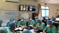 Các chuyên gia đầu ngành giàu kinh nghiệm của Bộ Y tế hỗ trợ Bệnh viện Trung ương Huế điều trị ca bệnh nặng (Ảnh: Vũ Mạnh Cường) 