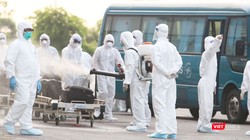 Nhân viên y tế phun khử khuẩn phòng COVID-19 (Ảnh - Minh Thuý) 