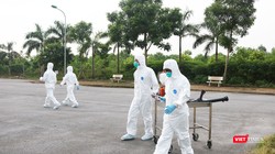 Nhân viên y tế chuẩn bị phun khử khuẩn phòng COVID-19 (Ảnh - Minh Thuý) 