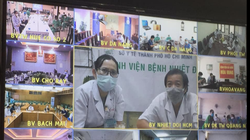 Hội chẩn trực tuyến các bệnh nhân mắc COVID-19 nặng, nguy kịch (Ảnh: Lê Hảo) 