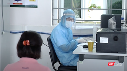 Nhân viên y tế khám bệnh cho bệnh nhân (Ảnh: SYT HN) 