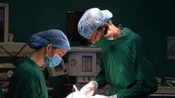 Các bác sĩ phẫu thuật loại bỏ khối u tuyến giáp cho cụ bà 95 tuổi (Ảnh: Thúy Quỳnh) 