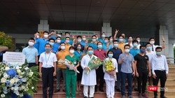 20 người gồm 4 bác sĩ, 16 thành viên tổ bay thuộc phi đội giải cứu 219 công dân Việt Nam từ Guinea Xích đạo về nước hết cách ly (Ảnh: Hoàng Anh) 