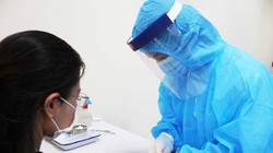 Nhân viên y tế lấy mẫu bệnh phẩm (Ảnh: Hạnh Ngân- SYT TP. Hà Nội) 