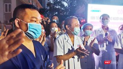 GS. TS. Lê Ngọc Thành – Giám đốc Bệnh viện E (áo trắng ở giữa) vui mừng khi bệnh viện hết phong tỏa (Ảnh: Minh Thúy) 