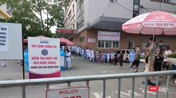 Bác sĩ và bệnh nhân đang đếm ngược thời gian chờ Bệnh viện E dỡ phong tỏa (Ảnh: Minh Thúy) 