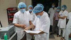 Thứ trưởng Bộ Y tế Nguyễn Trường Sơn kiểm tra công tác cách ly, điều trị bệnh nhân mắc COVID-19 ở Bệnh viện Trung ương Huế cơ sở 2 (Ảnh: Vũ Mạnh Cường)